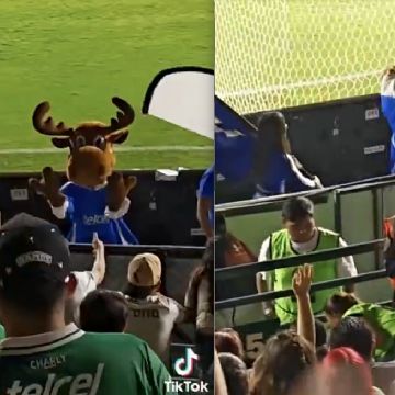 Botarga de reno hace señas obscenas a aficionados y lanza mentadas en el partido León vs Necaxa