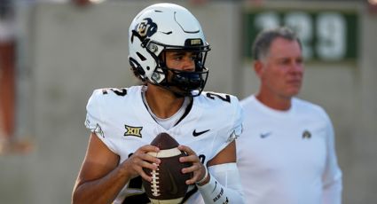 Muere el quarterback de la Universidad de Colorado a los 23 años tras perder el control de su Tesla, presuntamente a exceso de velocidad