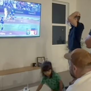 Niña venezolana apaga por accidente la TV y su familia no ve el out decisivo en el Clásico Mundial