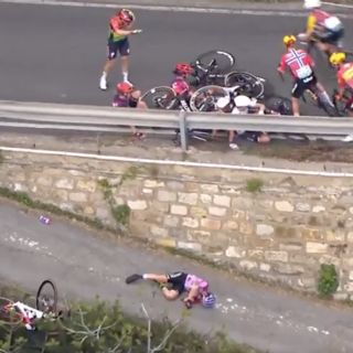 Ciclista sobrevive a impactante caída en la carrera Milán San Remo