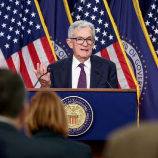 Powell destaca papel de expresidente de la Fed frente a presiones para bajar tasas de interés