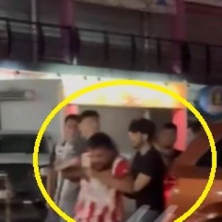 ¡Violencia en el futbol mexicano! Aficionados de Rayados golpean en 'pandilla' a un fan de Chivas