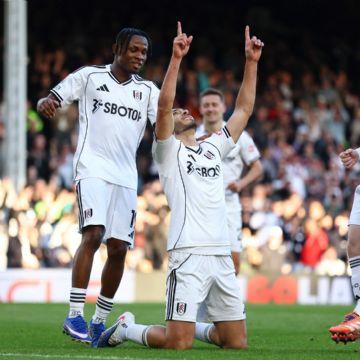 Raúl Jiménez anota su penalti 14 en la Premier y lo dedica a su padre fallecido