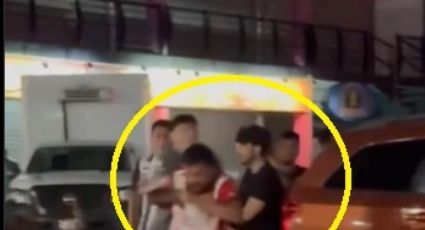 ¡Violencia en el futbol mexicano! Aficionados del Monterrey golpean en 'pandilla' a un seguidor de las Chivas tras la derrota de su equipo