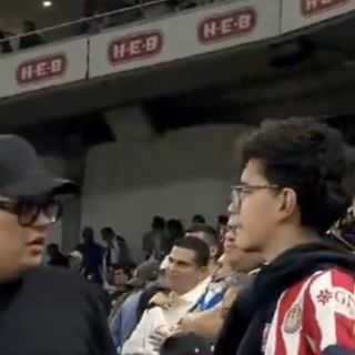 Aficionado golpea a su hijo y agrede a reportero que grabó lo sucedido en el Rayados vs Chivas