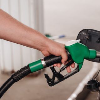 Petróleo seguirá subiendo el lunes tras amenaza de Trump de atacar instalaciones eléctricas en Irán