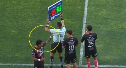 Édgar Guerra, delantero del Puebla, da un 'hombrazo' al cuarto árbitro y lo empuja por la espalda al salir de cambio