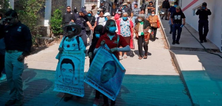 Continúa búsqueda de los 43 de Ayotzinapa: encuentran restos en funeraria asegurada de Iguala