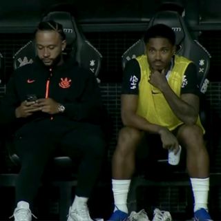 Depay, jugador del Corinthians, sale lesionado de un partido y en la banca saca su celular para chat