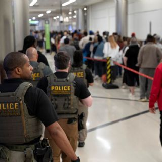 Agentes de ICE se despliegan en aeropuertos de EU para ayudar con la seguridad tras orden de Trump
