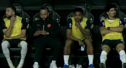 Memphis Depay, jugador del Corinthians, sale lesionado de un partido y en la banca saca su celular para chatear