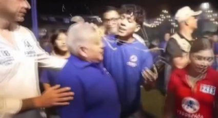 Agreden con un huevo a candidato a la presidencia de Perú durante un mítin