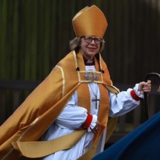 Entronizan a Sarah Mullally, la primera mujer arzobispa de Canterbury después de 105 hombres