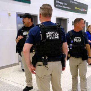 Crisis en aeropuertos de EU: Trump ordena el pago inmediato a agentes tras semanas sin salario