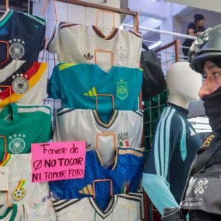 Aseguran 25 toneladas de mercancía deportiva falsa durante operativo en Tepito previo al Mundial