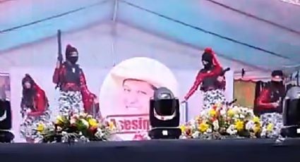 Con armas largas e imágenes de alcaldes asesinados, estudiantes en Michoacán presentan baile y hacen apología del delito