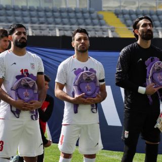 Selección de futbol de Irán hace homenaje a niñas fallecidas en bombardeo