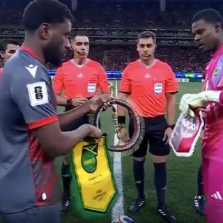 Portero de Jamaica rechaza regalo del capitán de Nueva Caledonia al creer que se trataba de brujería