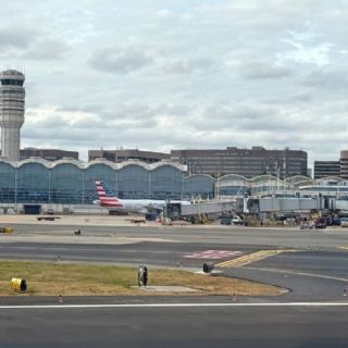 Suspenden vuelos en cinco aeropuertos de Washington por olor químico en un centro de control aéreo