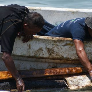 Derrame de crudo desploma ventas y pone en jaque a pescadores en Veracruz previo Semana Santa