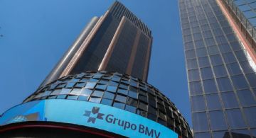 Peso rompe barrera de 18 unidades por dólar ante tensión en Medio Oriente; bolsa también cae