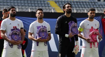 La selección varonil de Irán sale a juego amistoso con mochilas moradas como homenaje a niñas fallecidas en un bombardeo