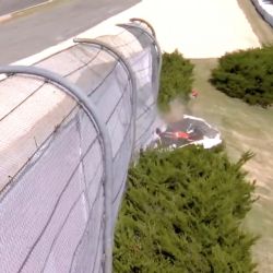 ¡Sale ileso! El piloto Scott McLaughlin estrella su auto y atraviesa la valla en prácticas de IndyCar