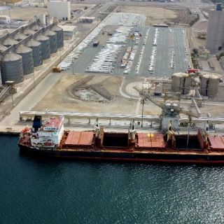 Irán afirma que atacó un buque de apoyo de Estados Unidos en Omán