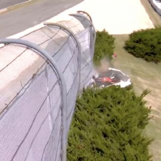 Piloto Scott McLaughlin estrella su auto y atraviesa la valla en IndyCar