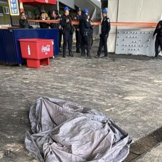 Reportan que el aficionado que murió en el Azteca iba al baño y cayó 14 metros tras saltar de nivel