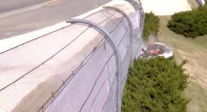 ¡Sale ileso! El piloto Scott McLaughlin estrella su auto y atraviesa la valla en prácticas de IndyCar