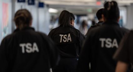 Agentes de seguridad aeroportuaria de EU cobrarán el lunes, pero la crisis persiste