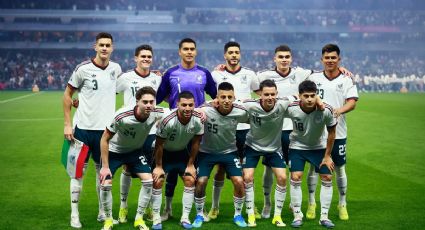 Los jugadores de México portan un moño negro en la manga derecha en honor al fallecido padre de Raúl Jiménez
