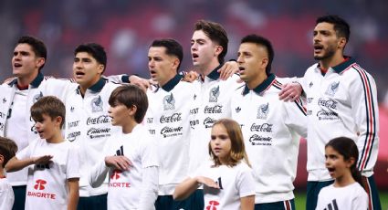 El Azteca retumba con el Himno Nacional Mexicano y Fidalgo entonándolo como titular por primera vez