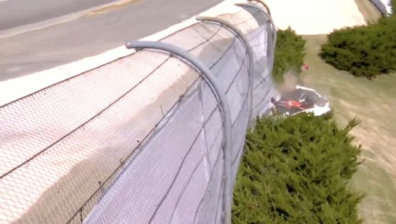 ¡Sale ileso! El piloto Scott McLaughlin estrella su auto y atraviesa la valla en prácticas de IndyCar