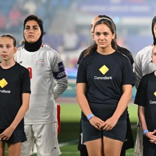 Seleccionadas de Irán desafían a sus autoridades y no cantan su himno nacional