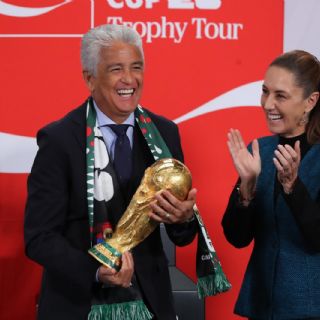 Sheinbaum recibe la Copa del Mundo de manos de Bebeto