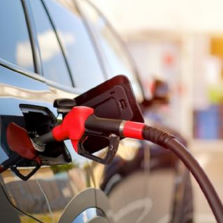 Gasolina en EU sube 11 centavos de la noche a la mañana ante tensiones en Medio Oriente