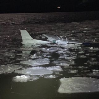 Avioneta se estrella en el río Hudson de Nueva York; sus dos tripulantes salen ilesos