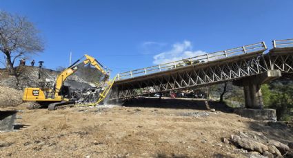 Derriban puente dañado en Puerto Vallarta tras los bloqueos por el abatimiento de "El Mencho"