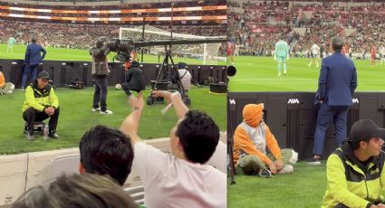 Aficionados de primera fila en el Estadio Azteca con mala visibilidad la agarran contra Rafa Puente Jr.: “Que se quite, que se quite”