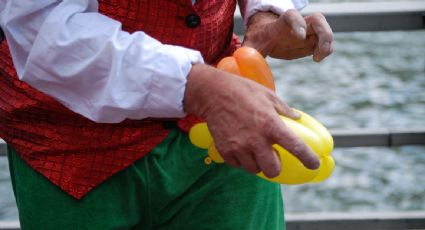 Protestan payasos y artesanos en Bolivia por regulación que afecta a trabajadores informales