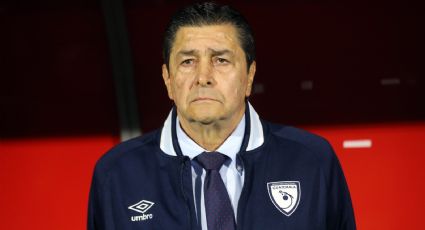 El técnico mexicano Luis Fernando Tena es operado por un problema de salud, pero seguirá al frente de la selección de Guatemala