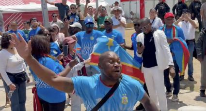 Aficionados mexicanos enseñan a congoleños el grito homofóbico antes de su duelo por el boleto mundialista en Guadalajara ante Jamaica