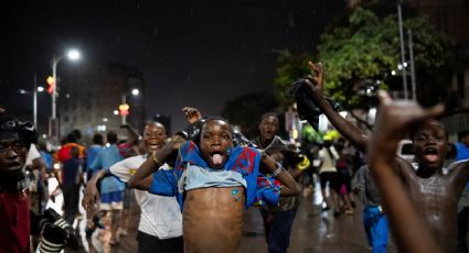 ¡Locura! Miles de aficionados congoleños festejan bajo la lluvia el pase de su selección al Mundial; los mexicanos los secundan en Guadalajara