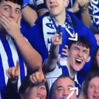 Aficionada es captada con un acompañante en pantalla gigante del estadio y se esconde de inmediato