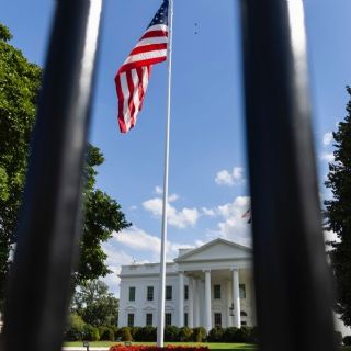 Detienen a hombre que intentó saltar una valla de construcción cerca de la Casa Blanca