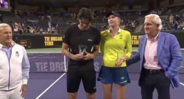 Indignación: la tenista Elena Rybakina quita la mano de un hombre que la toca abajo de la cintura en plena premiación tras ganar un torneo