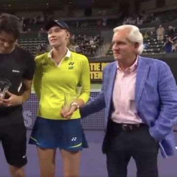 Tenista retira la mano de un hombre que la toca durante premiación