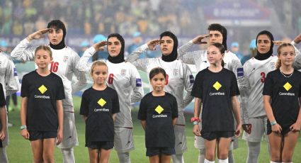 Las seleccionadas de Irán cantan su himno nacional y hacen saludo militar tras guardar silencio en su debut en la Copa de Asia
